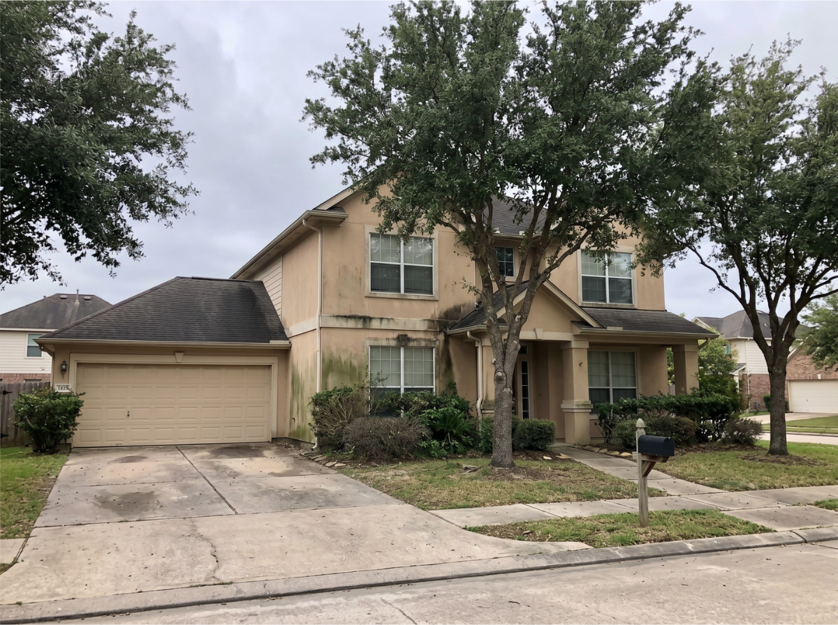 before-two-story-stucco-house-washing-coles-crossing-cypress-tx